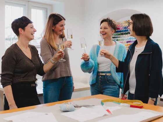 Nähworkshop – Frauen stoßen mit Prosecco an